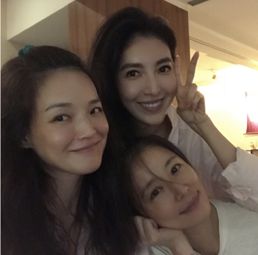 林心如|林心如舒淇杨谨华闺蜜聚会，三女神素颜比美，林心如歪头杀好少女