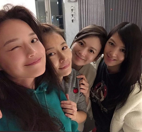 林心如|林心如舒淇杨谨华闺蜜聚会，三女神素颜比美，林心如歪头杀好少女