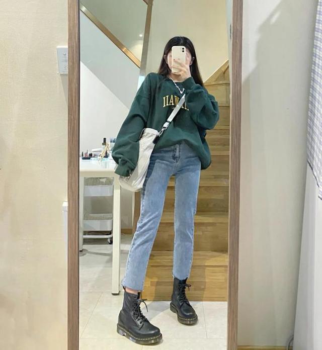 今年很流行穿"卫衣 马丁靴",酷帅又时髦,潮人明星都爱