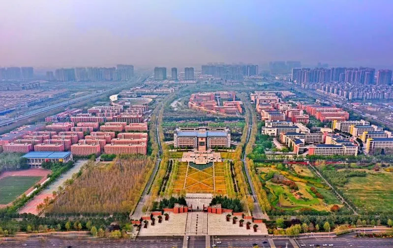 它就是根植中原大地,承载着诸多期盼的 郑州大学.