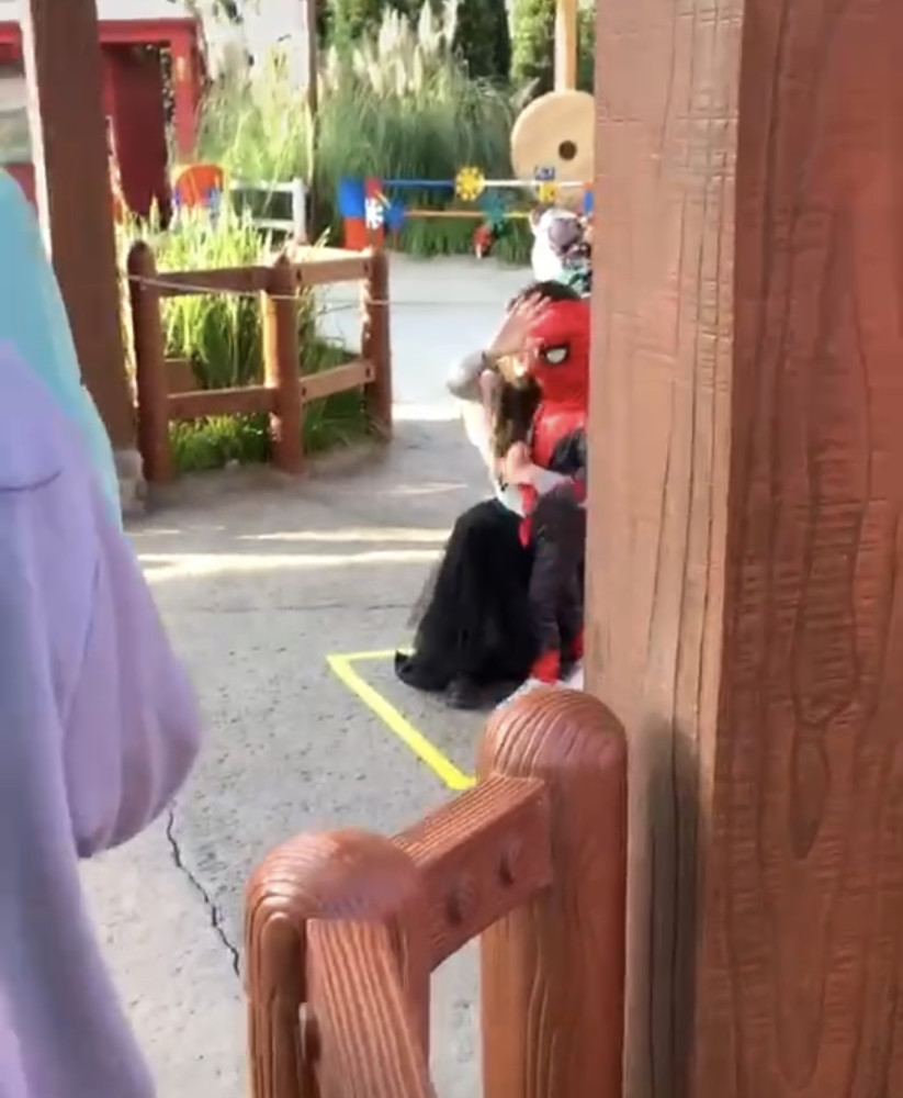 angelababy|Baby将小海绵打扮成蜘蛛侠畅游乐园，遇路人偷拍强势保护孩子