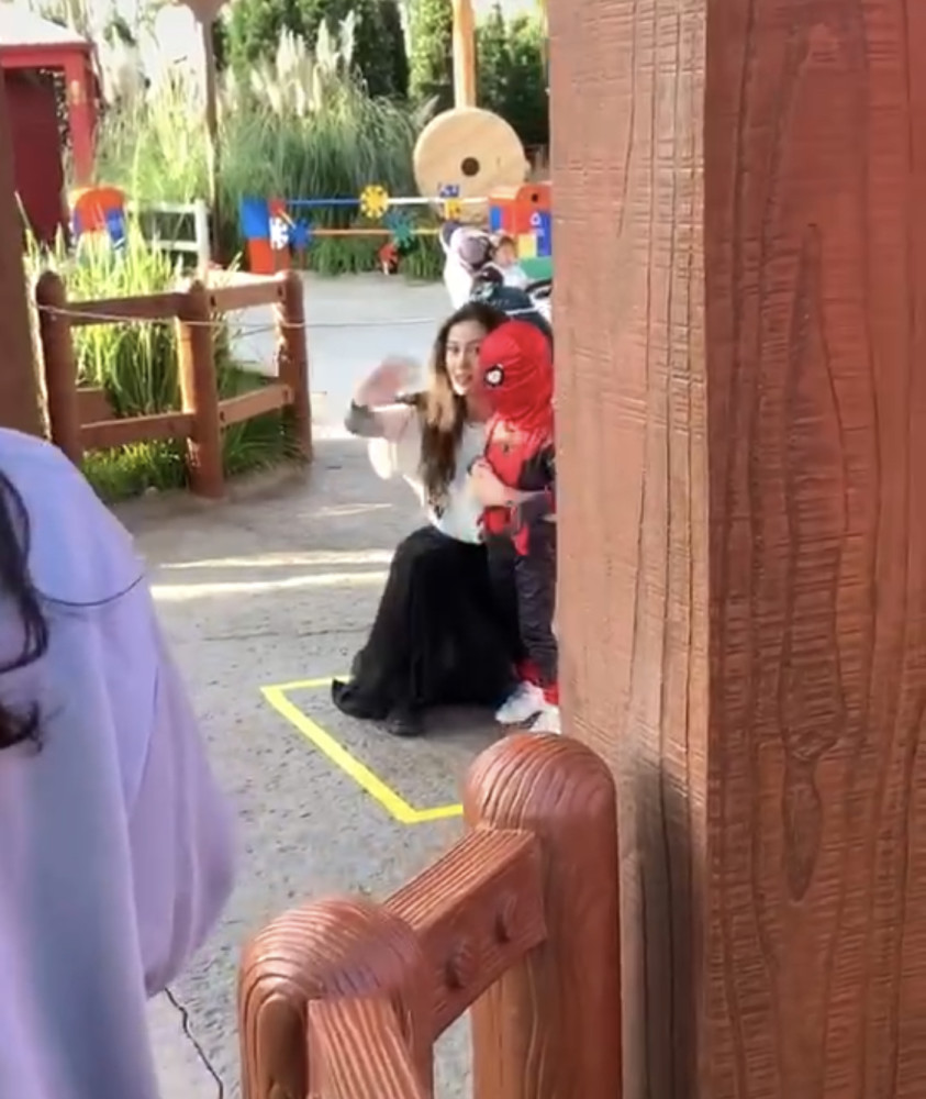 angelababy|Baby将小海绵打扮成蜘蛛侠畅游乐园，遇路人偷拍强势保护孩子