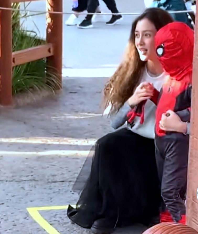 angelababy|Baby将小海绵打扮成蜘蛛侠畅游乐园，遇路人偷拍强势保护孩子