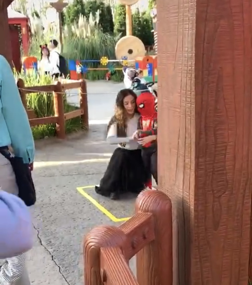 angelababy|Baby将小海绵打扮成蜘蛛侠畅游乐园，遇路人偷拍强势保护孩子