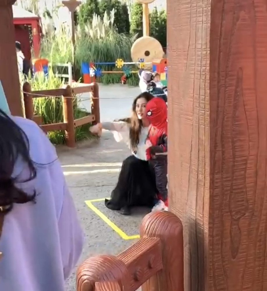 angelababy|Baby将小海绵打扮成蜘蛛侠畅游乐园，遇路人偷拍强势保护孩子