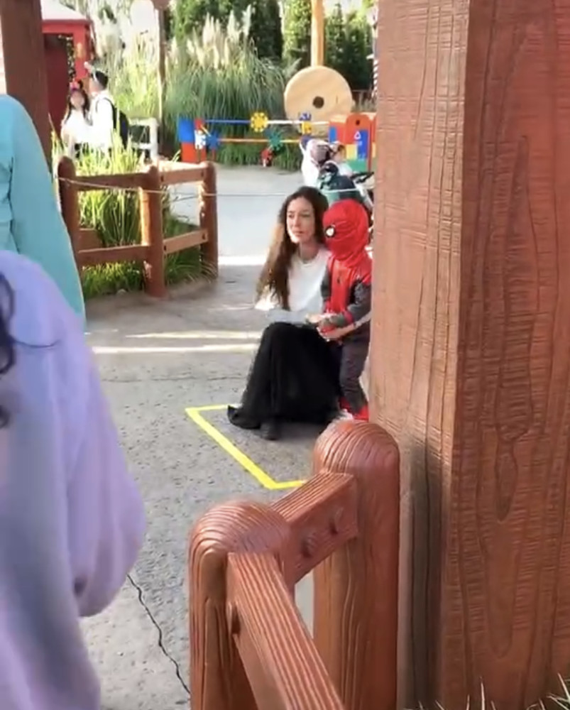 angelababy|Baby将小海绵打扮成蜘蛛侠畅游乐园，遇路人偷拍强势保护孩子