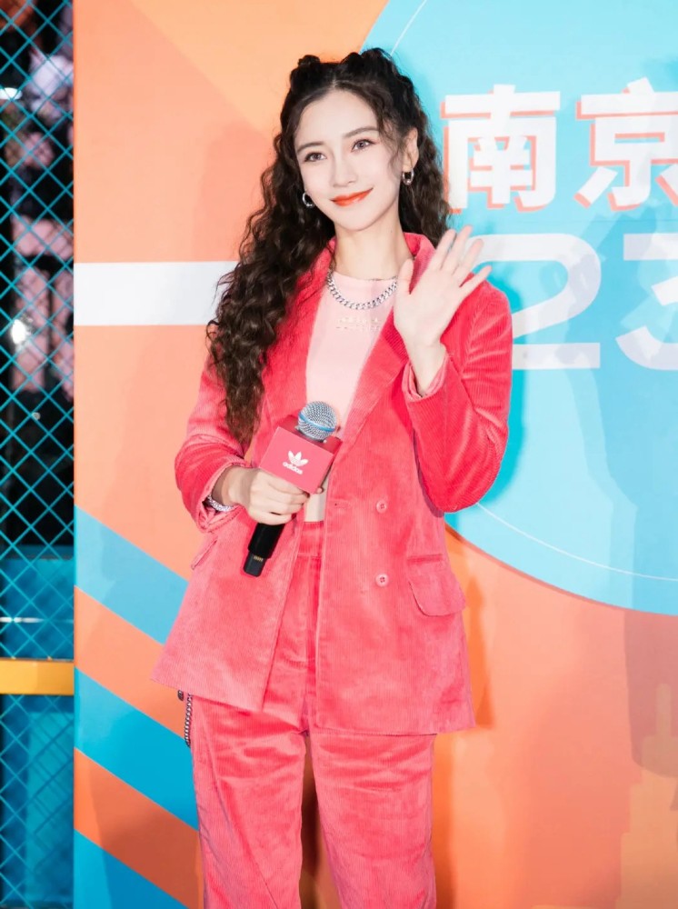 angelababy|Baby将小海绵打扮成蜘蛛侠畅游乐园，遇路人偷拍强势保护孩子