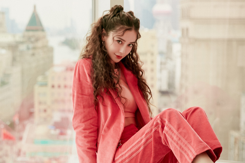 angelababy|Baby将小海绵打扮成蜘蛛侠畅游乐园，遇路人偷拍强势保护孩子