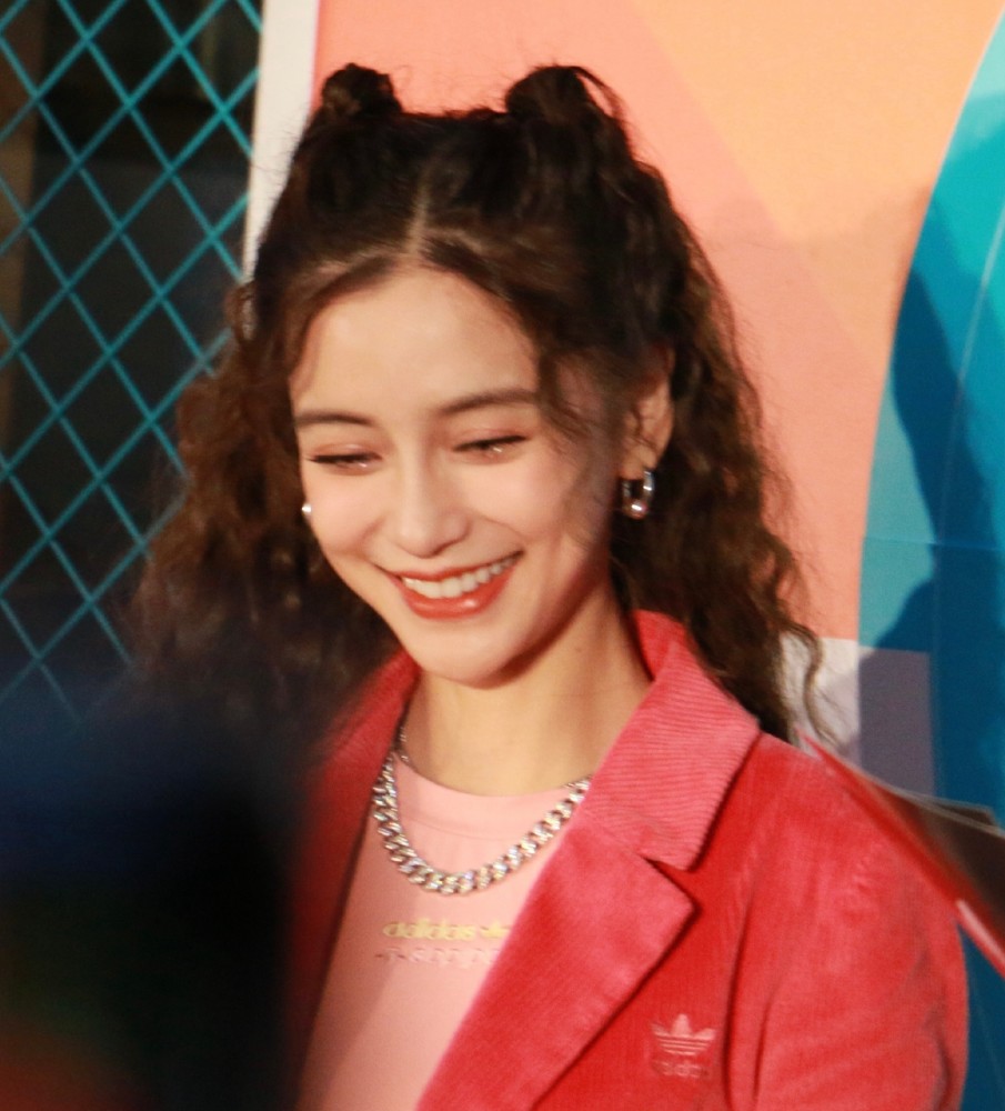 angelababy|Baby将小海绵打扮成蜘蛛侠畅游乐园，遇路人偷拍强势保护孩子