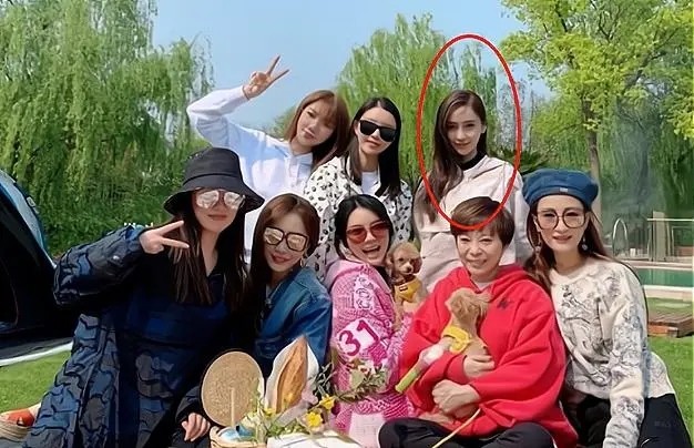 angelababy|Baby将小海绵打扮成蜘蛛侠畅游乐园，遇路人偷拍强势保护孩子