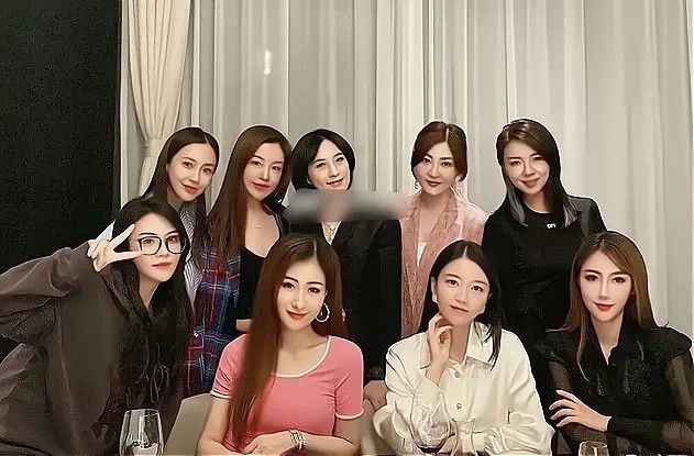 angelababy|Baby将小海绵打扮成蜘蛛侠畅游乐园，遇路人偷拍强势保护孩子