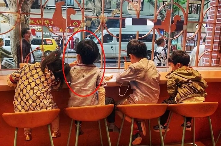 angelababy|Baby将小海绵打扮成蜘蛛侠畅游乐园，遇路人偷拍强势保护孩子