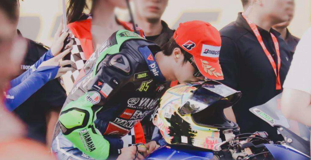 摩托车|牌照30万，驾校难报名，摩托车如何让90后疯狂？