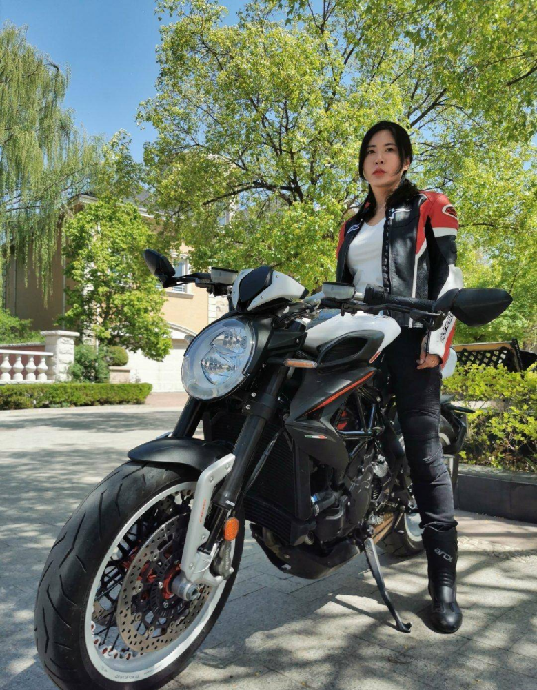 摩托车|牌照30万，驾校难报名，摩托车如何让90后疯狂？