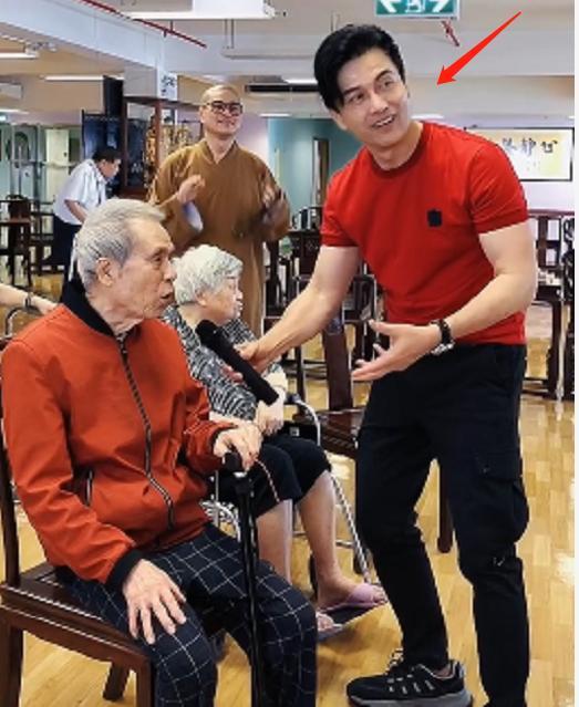 63岁吕良伟探望老人身材壮硕似年轻小伙与同龄人差距太大