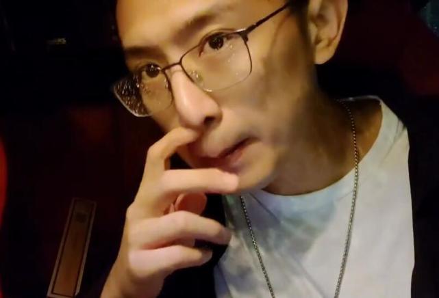 被斗鱼粉丝刷到破防下播,而抖音主播的粉丝也找到了正直博的直播间