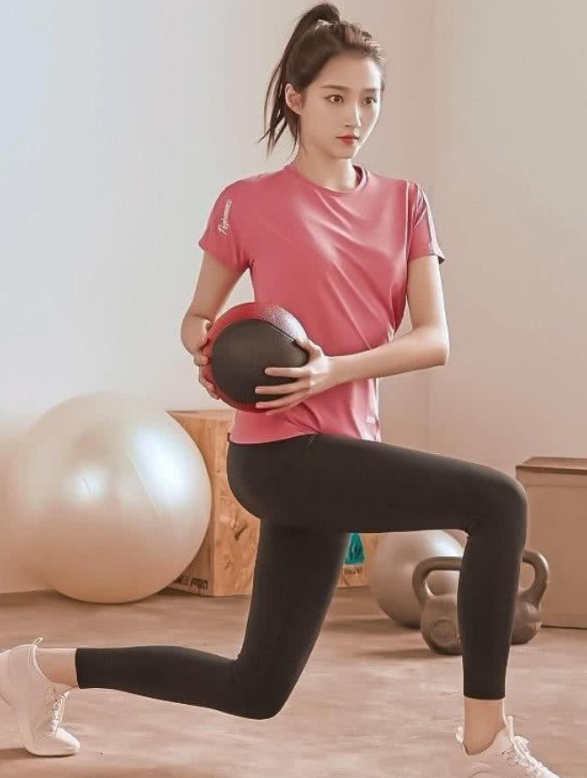 关晓彤的蜜桃臀火了练瑜伽照片被粉丝疯传终于理解了鹿晗的审美