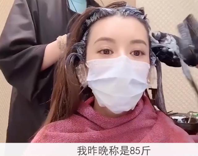 郭富城|方媛获郭富城力挺后首露面，天王嫂染发气势十足，多人服务场面奢华