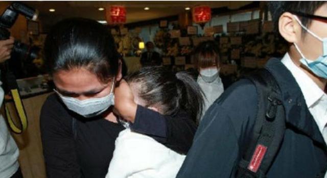 郭富城|方媛获郭富城力挺后首露面，天王嫂染发气势十足，多人服务场面奢华