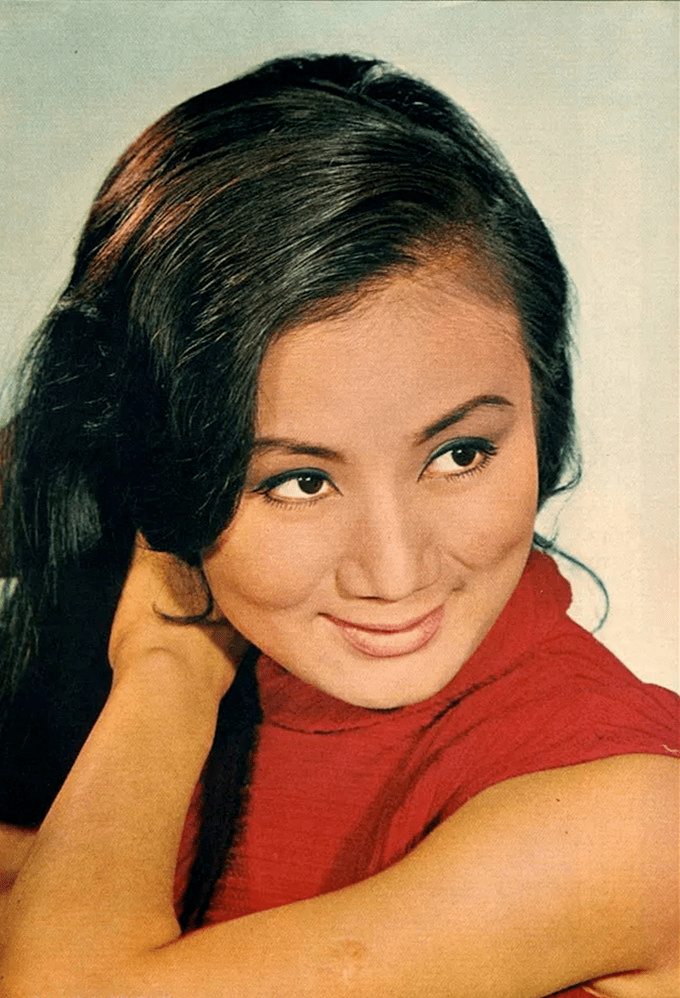 曾放弃演员的工作,改行当配音员,因为当时配音员收入比电影主角还要高