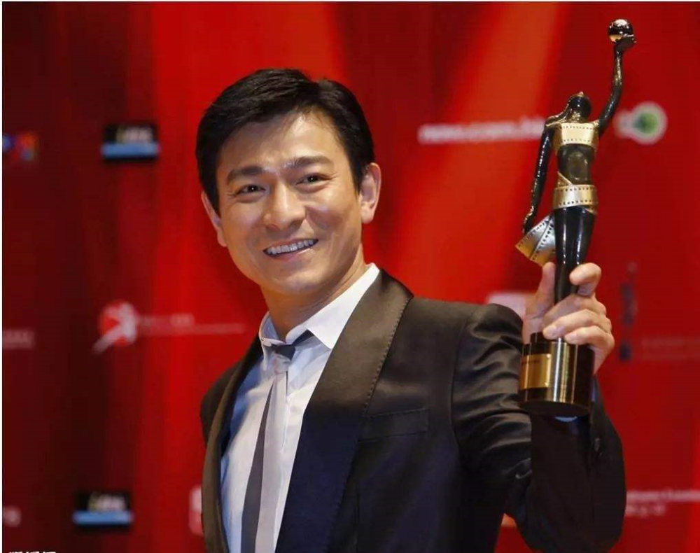 刘德华|刘德华教群众演员演戏引争议，滚楼梯动作不切实际，演技被质疑