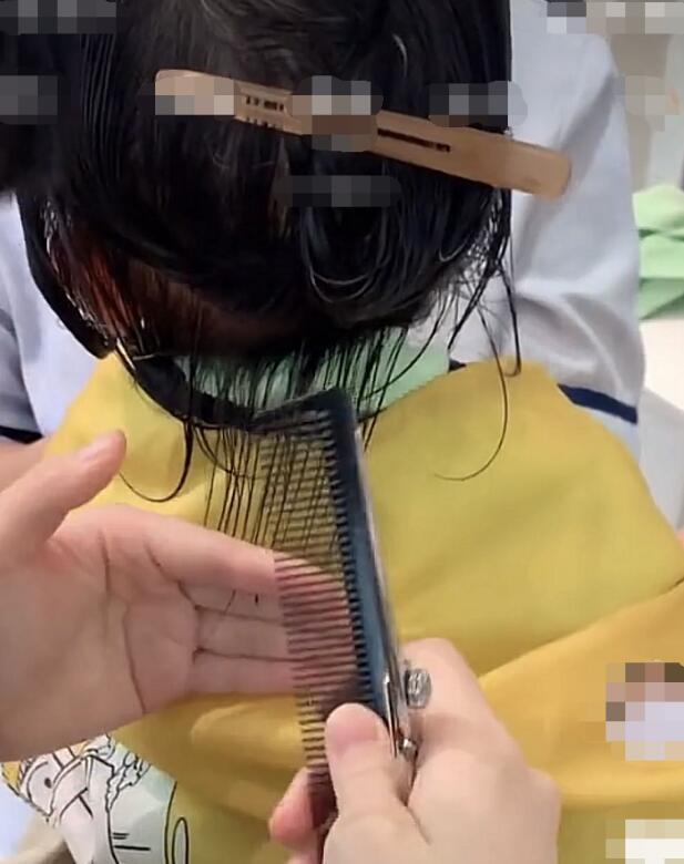 方媛|方媛分享染发视频，自曝生二胎后体重，发型师听后直呼：太瘦了！