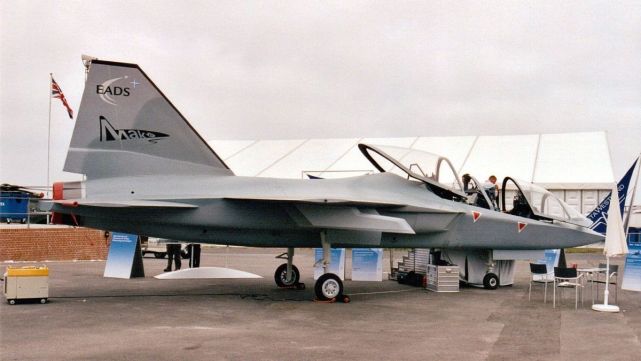 欧洲最新先进教练机首次披露外形酷似双座枭龙想当六代机陪练