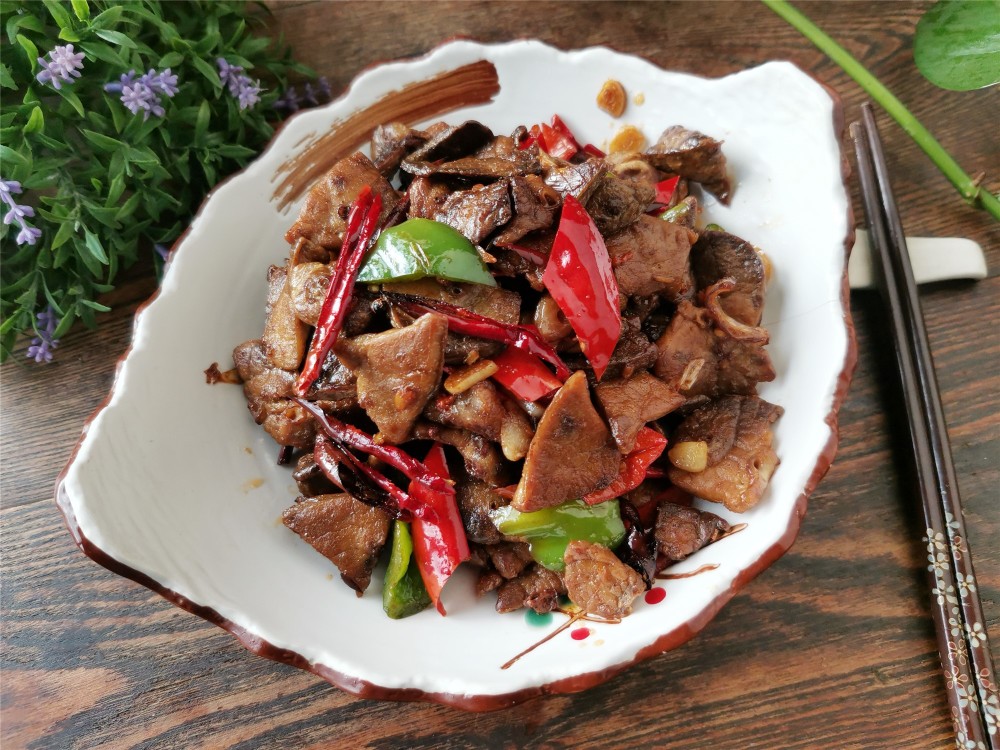 煸炒肺片时,肺片干的程度,要根据自己口味而定,炒干的肺片有嚼头,干香