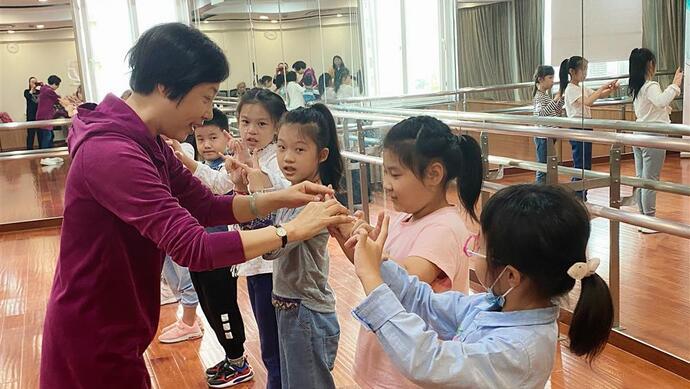 戏曲|“菊坛新蕊”少儿戏曲身训班上课了，老师说，这将成为美好的一段记忆