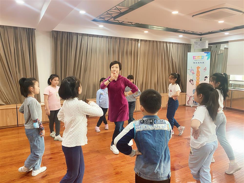 戏曲|“菊坛新蕊”少儿戏曲身训班上课了，老师说，这将成为美好的一段记忆