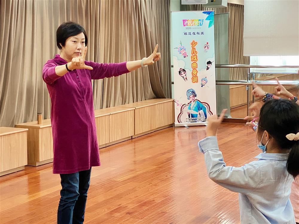 戏曲|“菊坛新蕊”少儿戏曲身训班上课了，老师说，这将成为美好的一段记忆