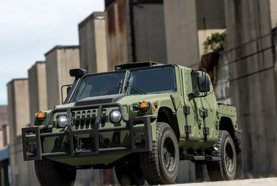 悍马军车继承者7吨防弹越野皮卡亮相显示屏当窗户
