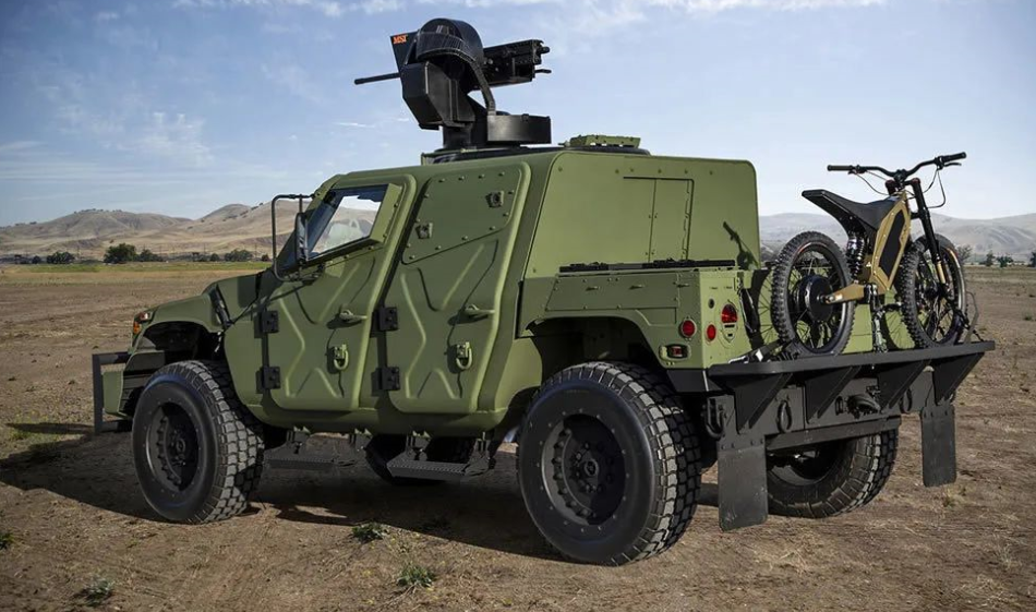 悍马军车继承者7吨防弹越野皮卡亮相显示屏当窗户