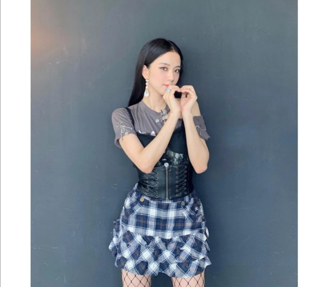 盘点jisoo的打歌服,渔网袜成为必备单品_腾讯网