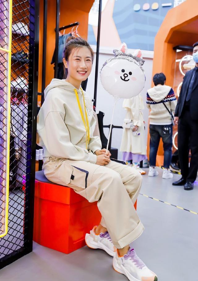 当丁宁略施粉黛后,完全不输刘诗雯,而身高腿长的丁宁,脸蛋更加圆润的