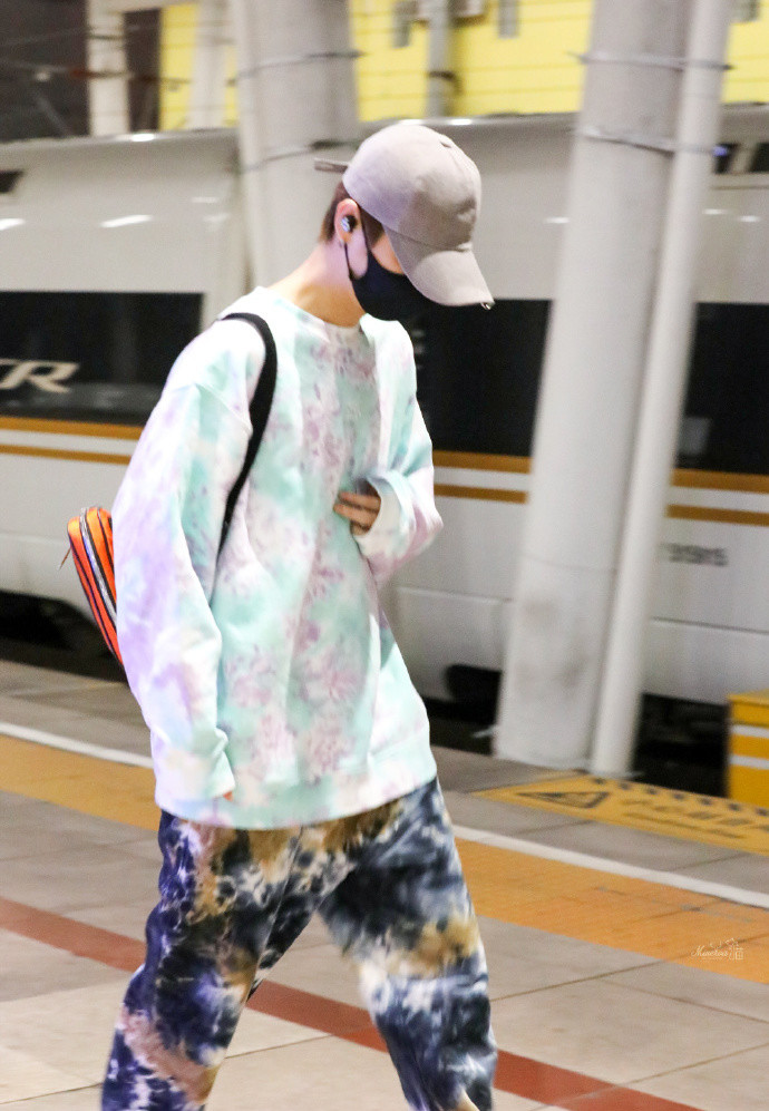 鹿晗|鹿晗深夜赶回北京与关晓彤相聚，隔空戴情侣帽秀恩爱，再次开启同居模式