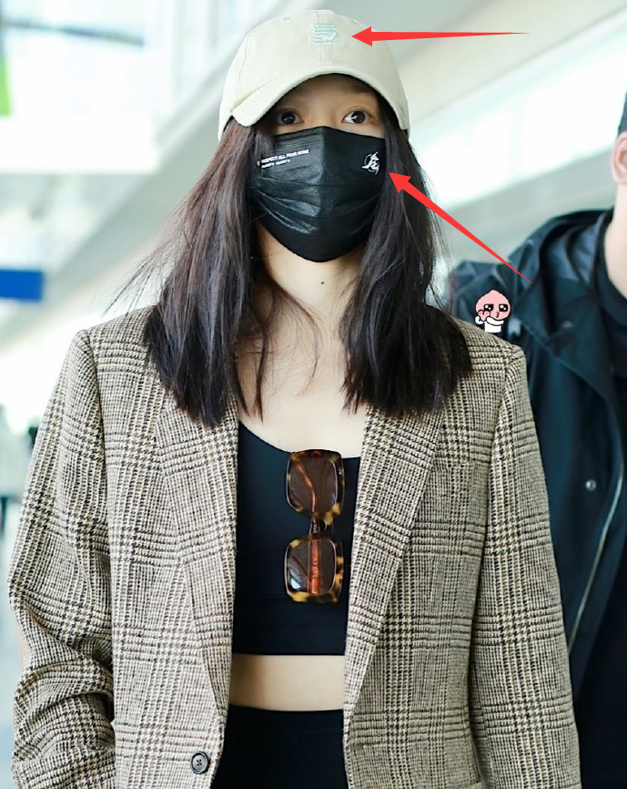 鹿晗|鹿晗深夜赶回北京与关晓彤相聚，隔空戴情侣帽秀恩爱，再次开启同居模式