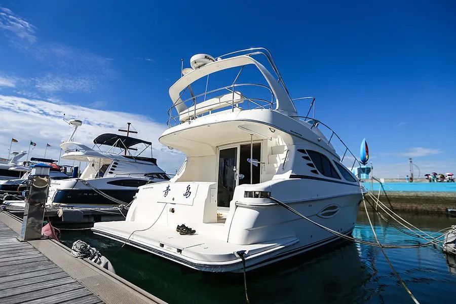 5浓度,pm10浓度 △印有"青岛"字样的游艇停靠在"青岛蓝"的背景下.