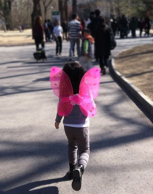 李亚鹏|李亚鹏罕见分享女儿小时候唇裂手术后照片，李嫣嘴唇上还贴着胶布