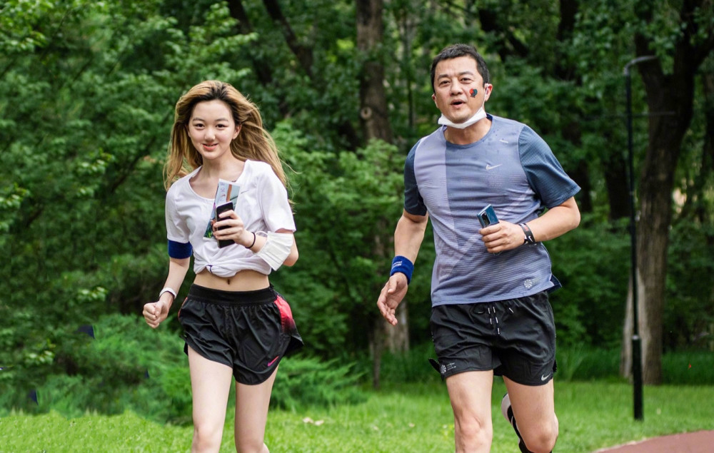 李亚鹏|李亚鹏罕见分享女儿小时候唇裂手术后照片，李嫣嘴唇上还贴着胶布