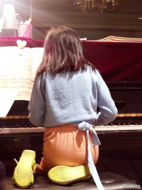 李亚鹏|李亚鹏罕见分享女儿小时候唇裂手术后照片，李嫣嘴唇上还贴着胶布