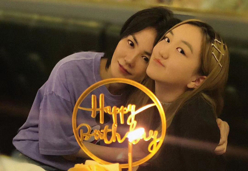 李亚鹏|李亚鹏罕见分享女儿小时候唇裂手术后照片，李嫣嘴唇上还贴着胶布