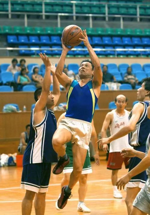 在跑步机上跑步:在家中也不忘锻炼:钟老肌肉不输给年轻人哦:看到钟老