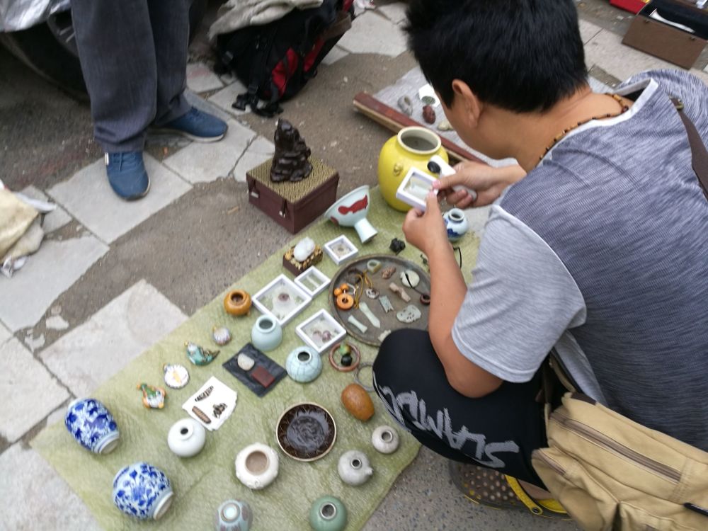 古玩摊主们的各色人生_腾讯新闻