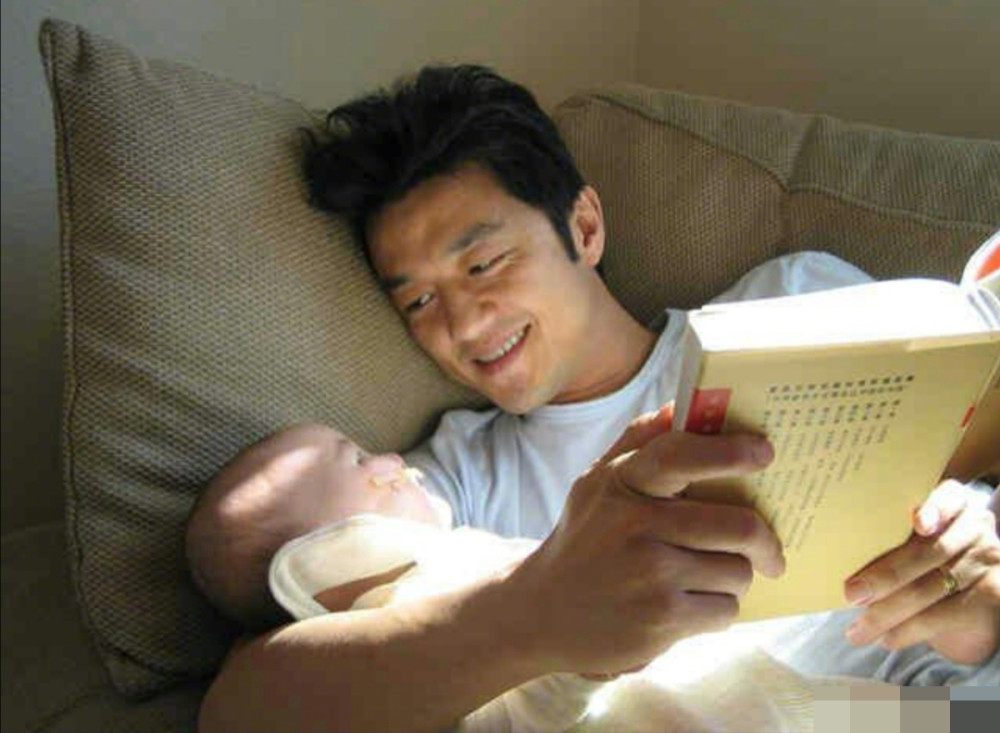 李亚鹏|李亚鹏罕见分享女儿小时候唇裂手术后照片，李嫣嘴唇上还贴着胶布