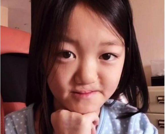 李亚鹏|李亚鹏罕见分享女儿小时候唇裂手术后照片，李嫣嘴唇上还贴着胶布