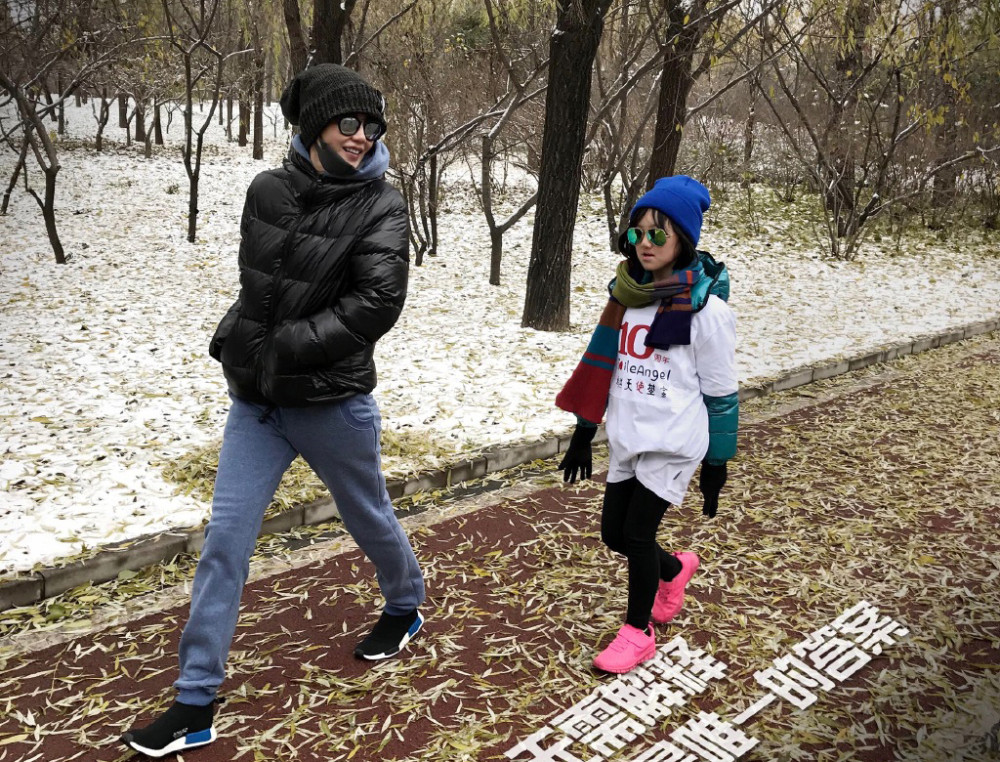 李亚鹏|李亚鹏罕见分享女儿小时候唇裂手术后照片，李嫣嘴唇上还贴着胶布