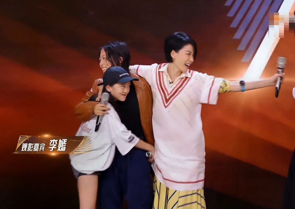 李亚鹏|李亚鹏罕见分享女儿小时候唇裂手术后照片，李嫣嘴唇上还贴着胶布