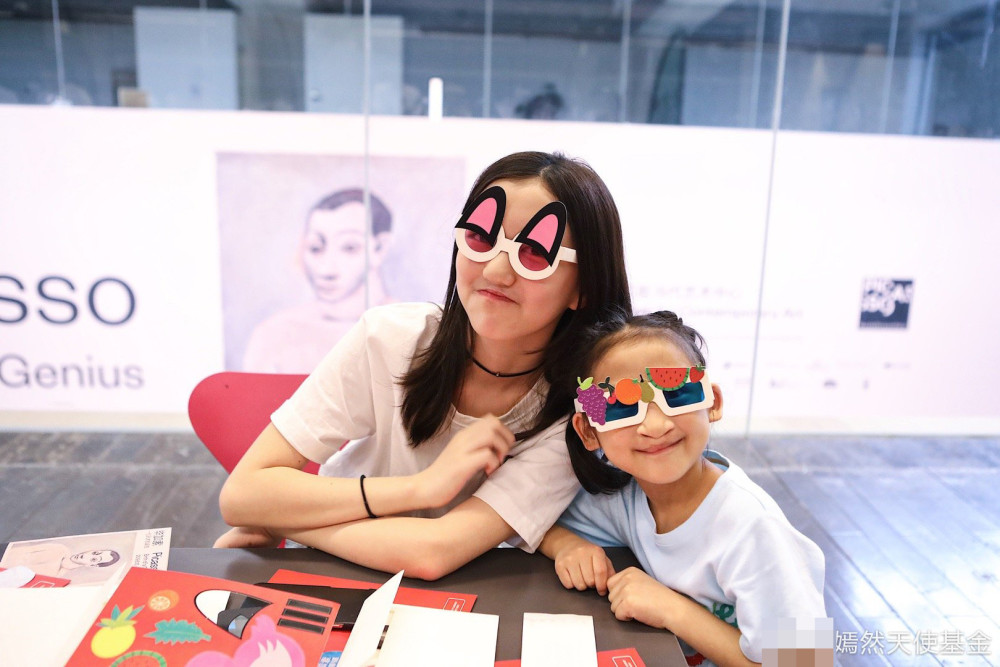 李亚鹏|李亚鹏罕见分享女儿小时候唇裂手术后照片，李嫣嘴唇上还贴着胶布