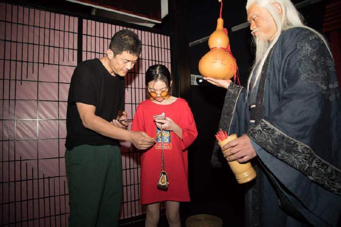 李亚鹏|李亚鹏公开李嫣婴儿时期照片，刚做完第一次手术嘴唇还贴着胶布